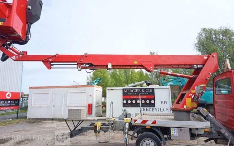 IVECO DAILY 35S11 AVEC NACELLE GSR 179T 18M – DIESEL – 2852 HEURES – ANNEE 2013 ROUGE DB-683-LQ