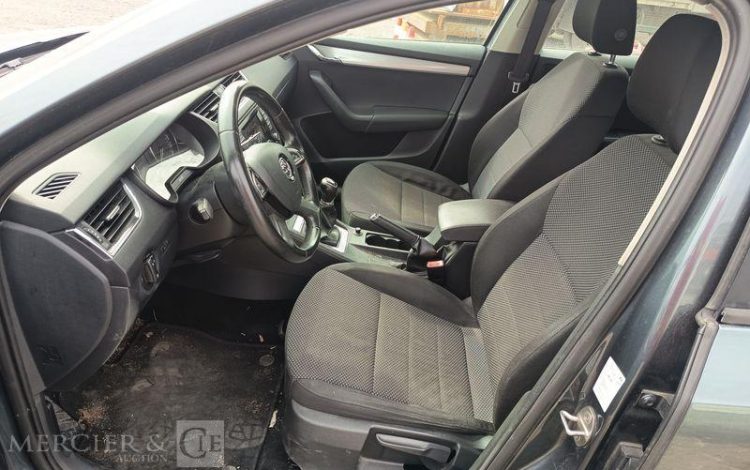 SKODA OCTAVIA COMBI  DK-482-QL