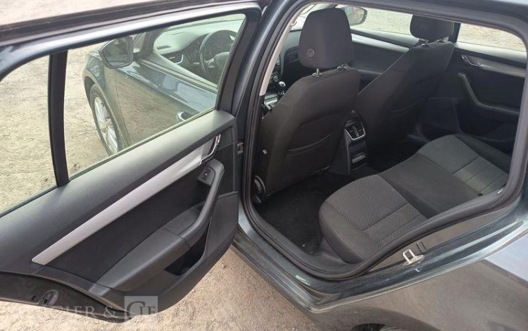 SKODA OCTAVIA COMBI  DK-482-QL