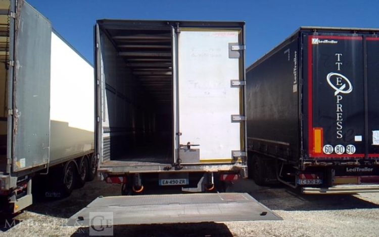 FRUEHAUF SEMI REMORQUE HAYON 3 ESSIEUX PTAC 38T  EA-490-ZR