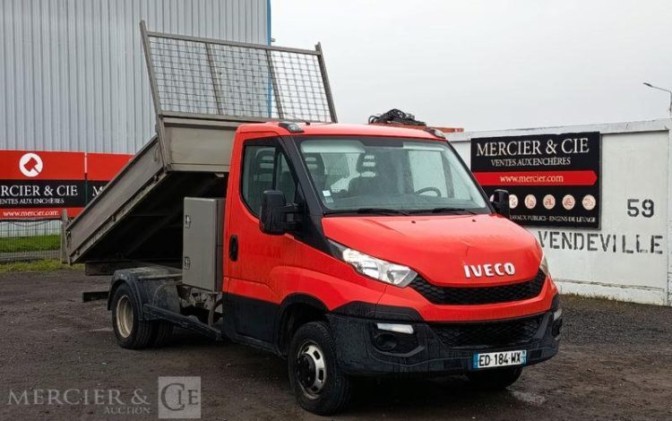 IVECO DAILY 35C13 BENNE AVEC COFFRE ACIER DIESEL – 129122 KMS – ANNEE 2016 ROUGE ED-184-WX