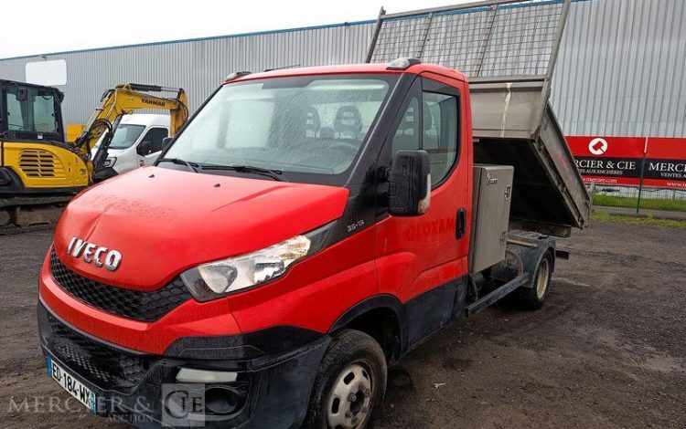 IVECO DAILY 35C13 BENNE AVEC COFFRE ACIER DIESEL – 129122 KMS – ANNEE 2016 ROUGE ED-184-WX