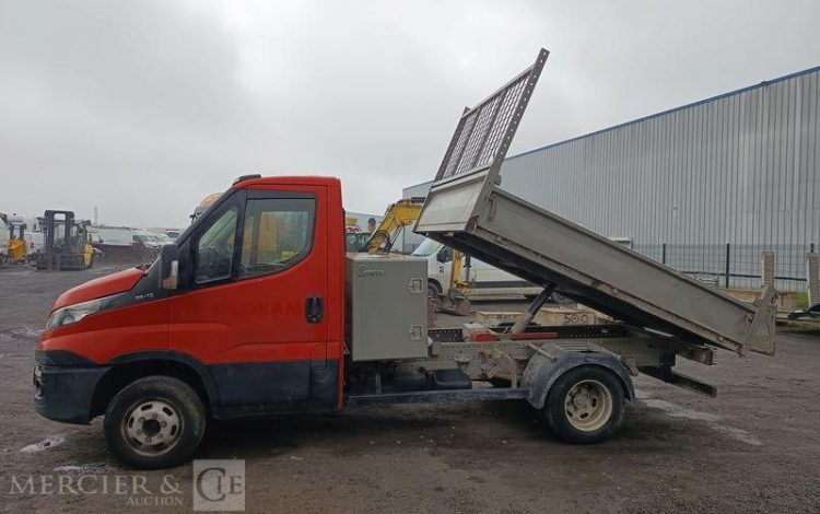 IVECO DAILY 35C13 BENNE AVEC COFFRE ACIER DIESEL – 129122 KMS – ANNEE 2016 ROUGE ED-184-WX