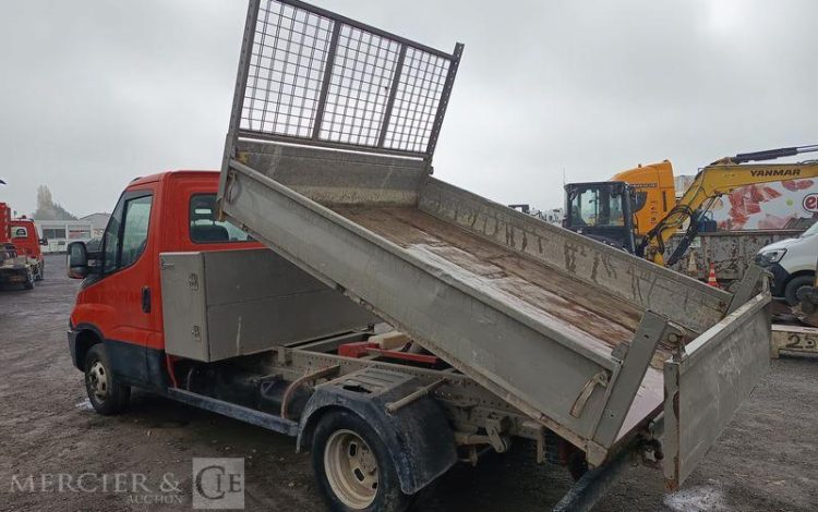 IVECO DAILY 35C13 BENNE AVEC COFFRE ACIER DIESEL – 129122 KMS – ANNEE 2016 ROUGE ED-184-WX