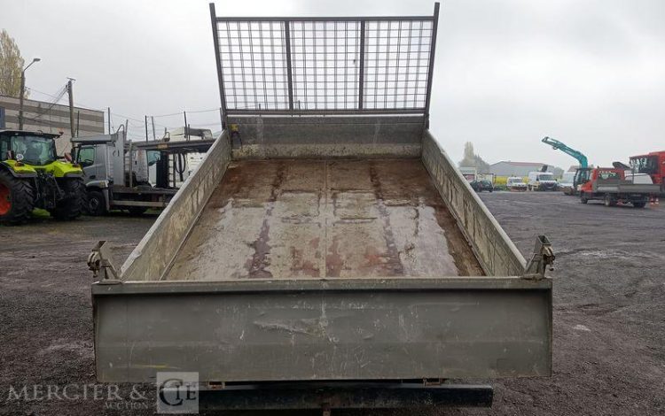 IVECO DAILY 35C13 BENNE AVEC COFFRE ACIER DIESEL – 129122 KMS – ANNEE 2016 ROUGE ED-184-WX