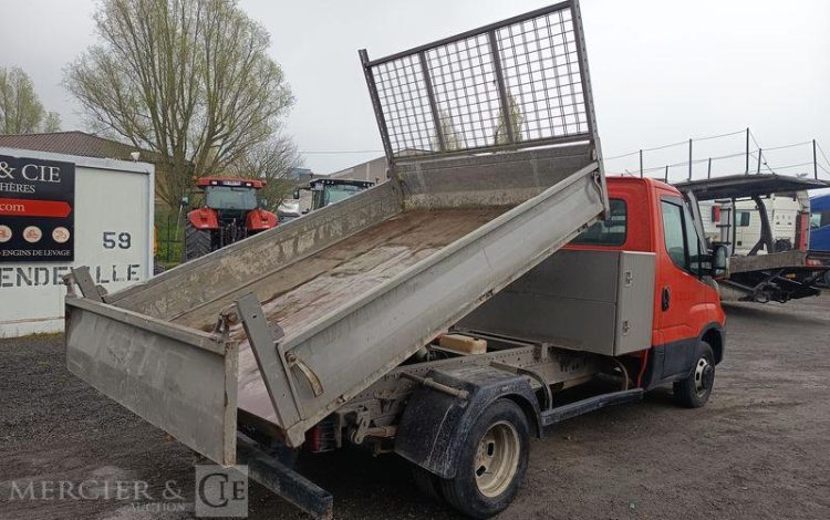 IVECO DAILY 35C13 BENNE AVEC COFFRE ACIER DIESEL – 129122 KMS – ANNEE 2016 ROUGE ED-184-WX