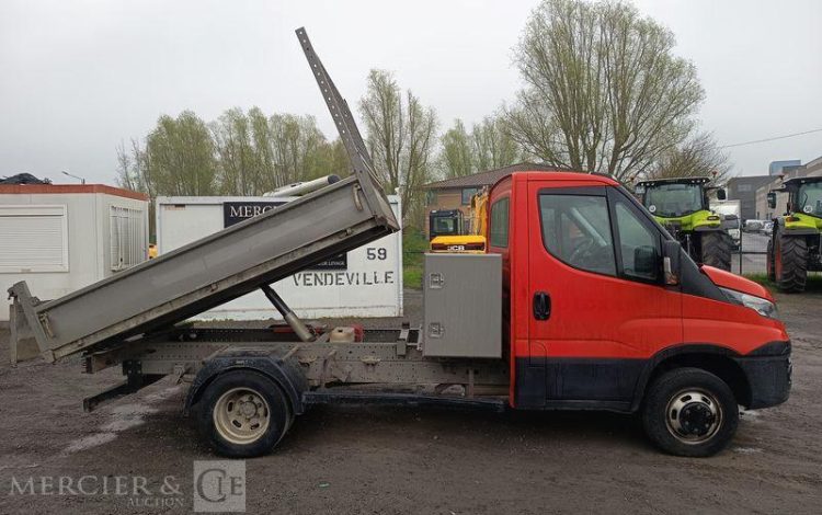 IVECO DAILY 35C13 BENNE AVEC COFFRE ACIER DIESEL – 129122 KMS – ANNEE 2016 ROUGE ED-184-WX