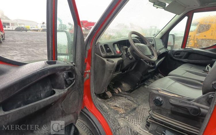 IVECO DAILY 35C13 BENNE AVEC COFFRE ACIER DIESEL – 129122 KMS – ANNEE 2016 ROUGE ED-184-WX