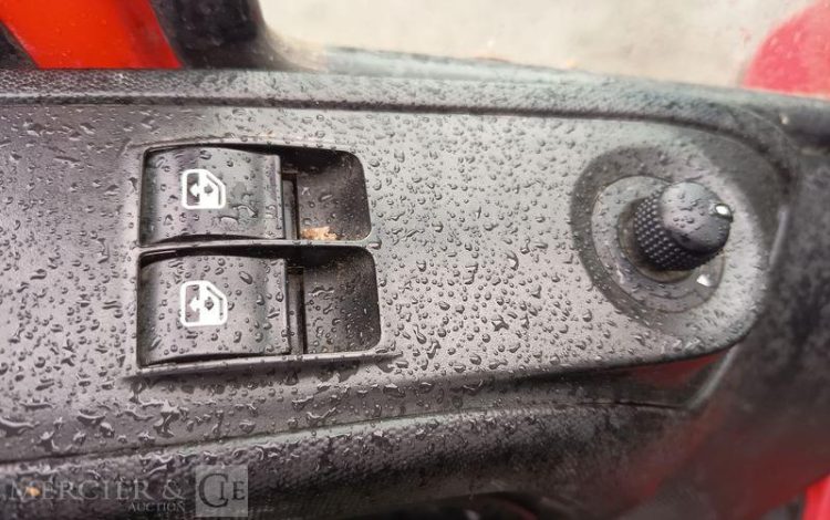 IVECO DAILY 35C13 BENNE AVEC COFFRE ACIER DIESEL – 129122 KMS – ANNEE 2016 ROUGE ED-184-WX