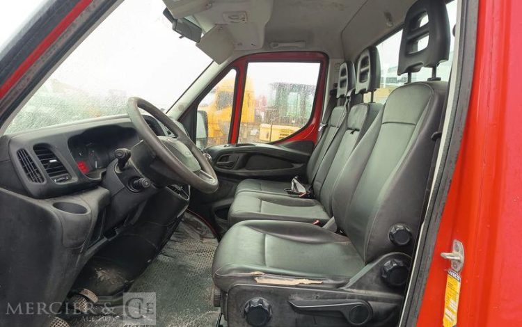 IVECO DAILY 35C13 BENNE AVEC COFFRE ACIER DIESEL – 129122 KMS – ANNEE 2016 ROUGE ED-184-WX