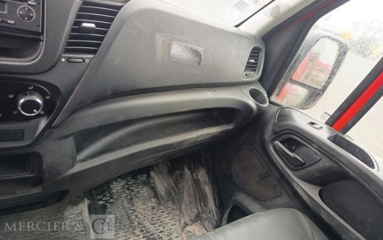 IVECO DAILY 35C13 BENNE AVEC COFFRE ACIER DIESEL – 129122 KMS – ANNEE 2016 ROUGE ED-184-WX