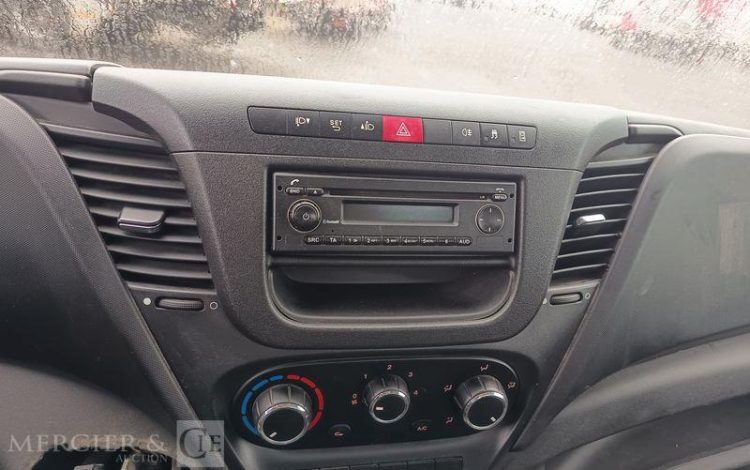 IVECO DAILY 35C13 BENNE AVEC COFFRE ACIER DIESEL – 129122 KMS – ANNEE 2016 ROUGE ED-184-WX