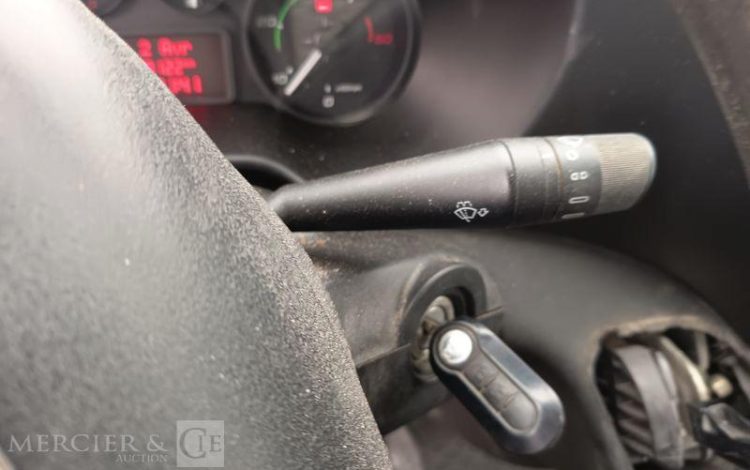 IVECO DAILY 35C13 BENNE AVEC COFFRE ACIER DIESEL – 129122 KMS – ANNEE 2016 ROUGE ED-184-WX