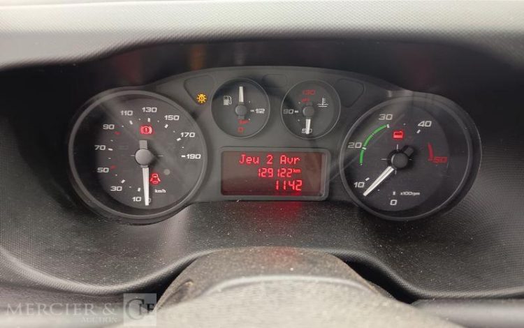 IVECO DAILY 35C13 BENNE AVEC COFFRE ACIER DIESEL – 129122 KMS – ANNEE 2016 ROUGE ED-184-WX