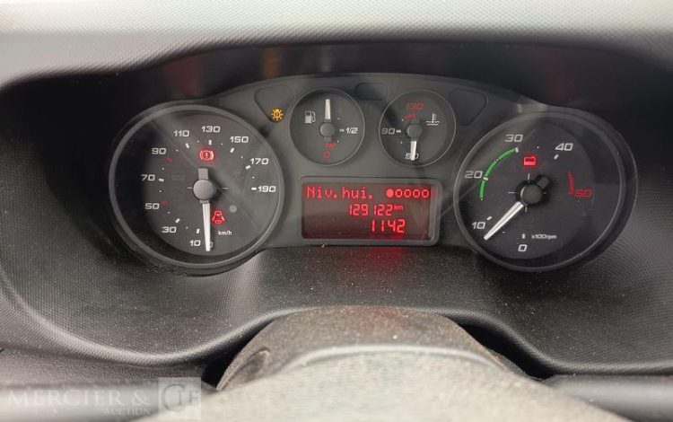 IVECO DAILY 35C13 BENNE AVEC COFFRE ACIER DIESEL – 129122 KMS – ANNEE 2016 ROUGE ED-184-WX