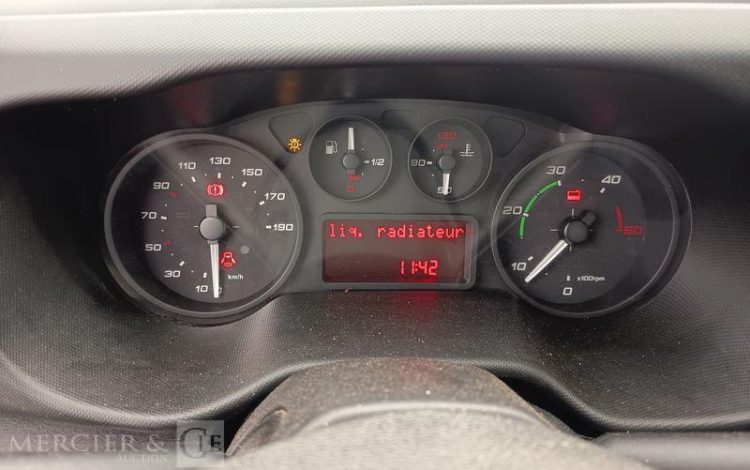 IVECO DAILY 35C13 BENNE AVEC COFFRE ACIER DIESEL – 129122 KMS – ANNEE 2016 ROUGE ED-184-WX