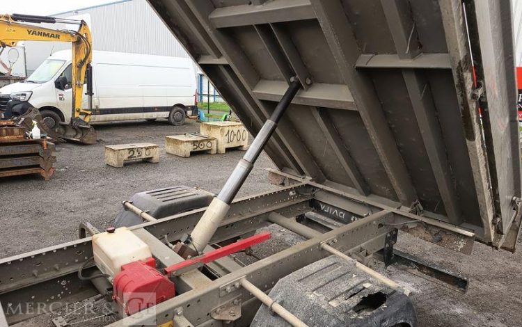 IVECO DAILY 35C13 BENNE AVEC COFFRE ACIER DIESEL – 129122 KMS – ANNEE 2016 ROUGE ED-184-WX