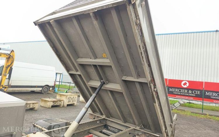 IVECO DAILY 35C13 BENNE AVEC COFFRE ACIER DIESEL – 129122 KMS – ANNEE 2016 ROUGE ED-184-WX