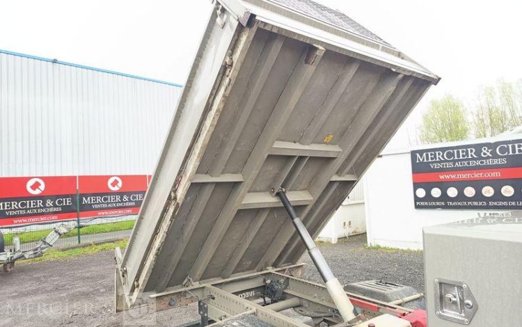 IVECO DAILY 35C13 BENNE AVEC COFFRE ACIER DIESEL – 129122 KMS – ANNEE 2016 ROUGE ED-184-WX