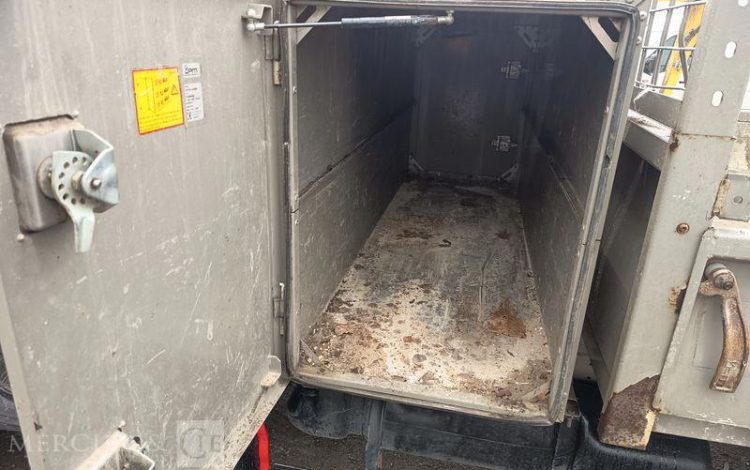 IVECO DAILY 35C13 BENNE AVEC COFFRE ACIER DIESEL – 129122 KMS – ANNEE 2016 ROUGE ED-184-WX