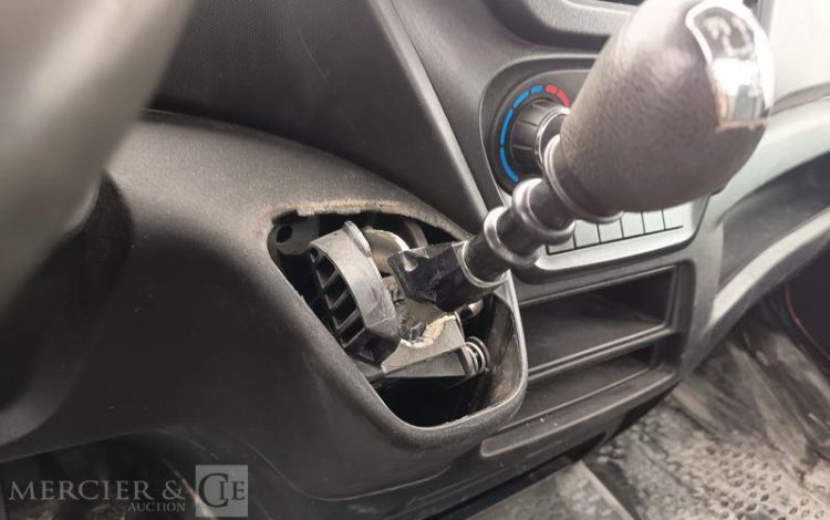 IVECO DAILY 35C13 BENNE AVEC COFFRE ACIER DIESEL – 129122 KMS – ANNEE 2016 ROUGE ED-184-WX