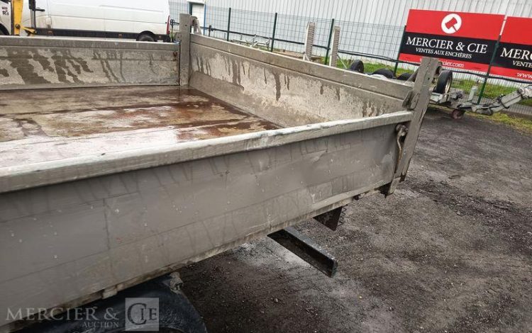 IVECO DAILY 35C13 BENNE AVEC COFFRE ACIER DIESEL – 129122 KMS – ANNEE 2016 ROUGE ED-184-WX