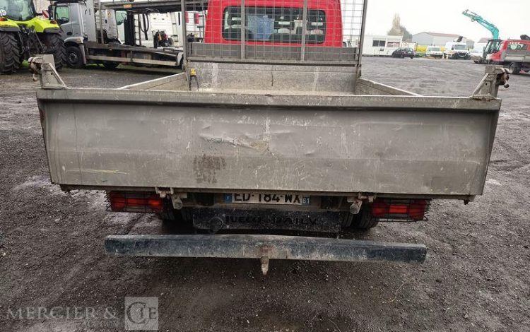 IVECO DAILY 35C13 BENNE AVEC COFFRE ACIER DIESEL – 129122 KMS – ANNEE 2016 ROUGE ED-184-WX