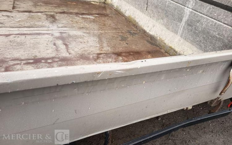 IVECO DAILY 35C13 BENNE AVEC COFFRE ACIER DIESEL – 129122 KMS – ANNEE 2016 ROUGE ED-184-WX