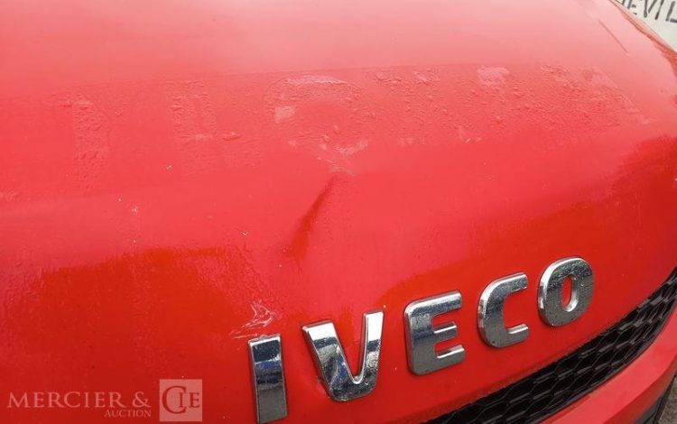 IVECO DAILY 35C13 BENNE AVEC COFFRE ACIER DIESEL – 129122 KMS – ANNEE 2016 ROUGE ED-184-WX