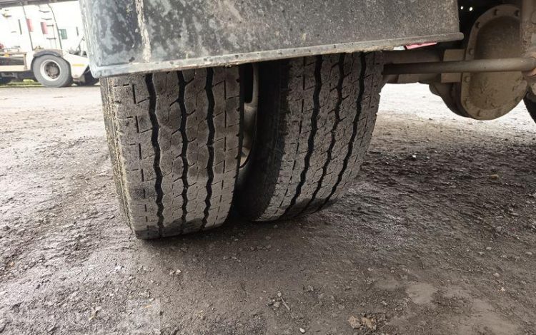 IVECO DAILY 35C13 BENNE AVEC COFFRE ACIER DIESEL – 129122 KMS – ANNEE 2016 ROUGE ED-184-WX