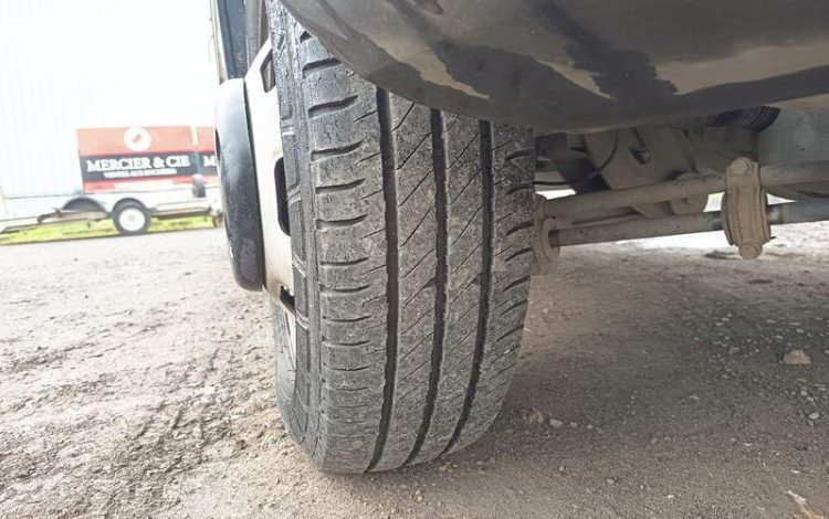 IVECO DAILY 35C13 BENNE AVEC COFFRE ACIER DIESEL – 129122 KMS – ANNEE 2016 ROUGE ED-184-WX