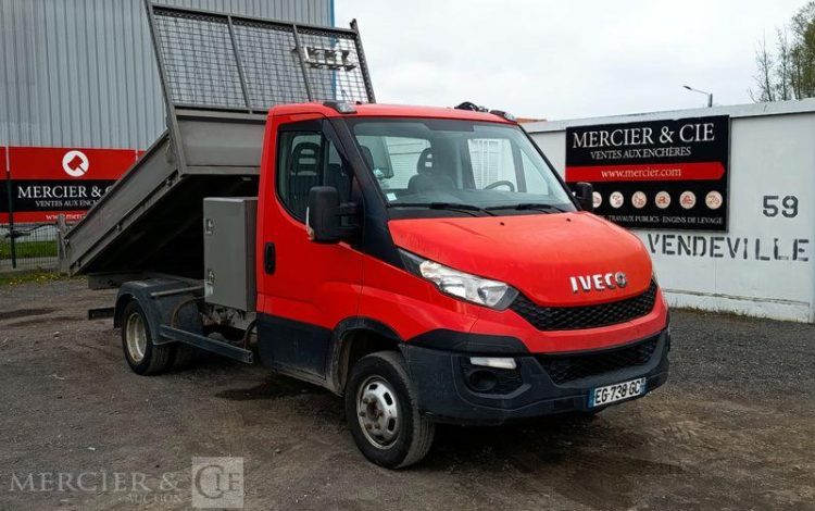 IVECO DAILY 35C13 BENNE AVEC COFFRE ACIER DIESEL – 131173 KMS – ANNEE 2016 ROUGE EG-738-GC