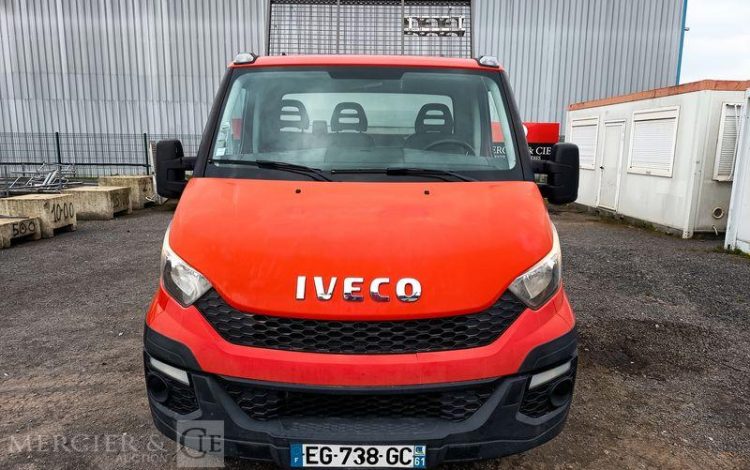 IVECO DAILY 35C13 BENNE AVEC COFFRE ACIER DIESEL – 131173 KMS – ANNEE 2016 ROUGE EG-738-GC