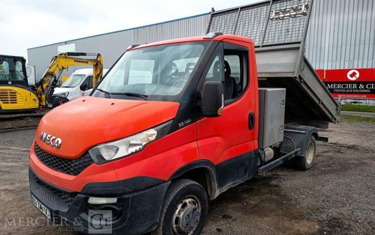 IVECO DAILY 35C13 BENNE AVEC COFFRE ACIER DIESEL – 131173 KMS – ANNEE 2016 ROUGE EG-738-GC