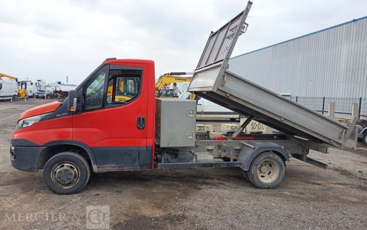 IVECO DAILY 35C13 BENNE AVEC COFFRE ACIER DIESEL – 131173 KMS – ANNEE 2016 ROUGE EG-738-GC