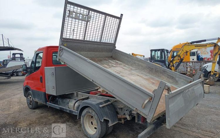 IVECO DAILY 35C13 BENNE AVEC COFFRE ACIER DIESEL – 131173 KMS – ANNEE 2016 ROUGE EG-738-GC