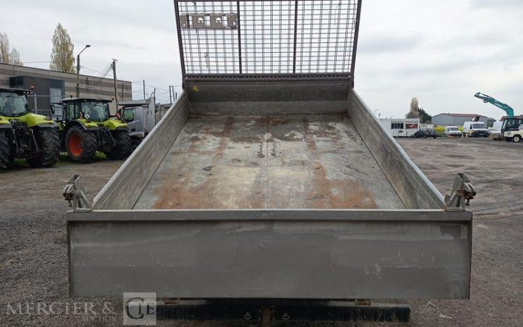 IVECO DAILY 35C13 BENNE AVEC COFFRE ACIER DIESEL – 131173 KMS – ANNEE 2016 ROUGE EG-738-GC