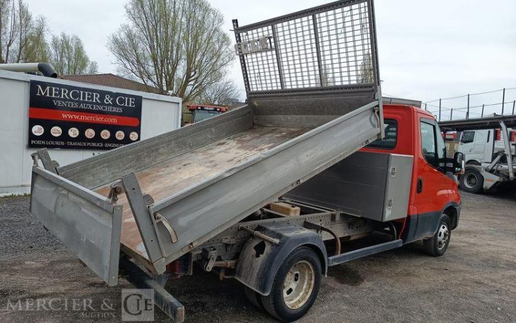 IVECO DAILY 35C13 BENNE AVEC COFFRE ACIER DIESEL – 131173 KMS – ANNEE 2016 ROUGE EG-738-GC