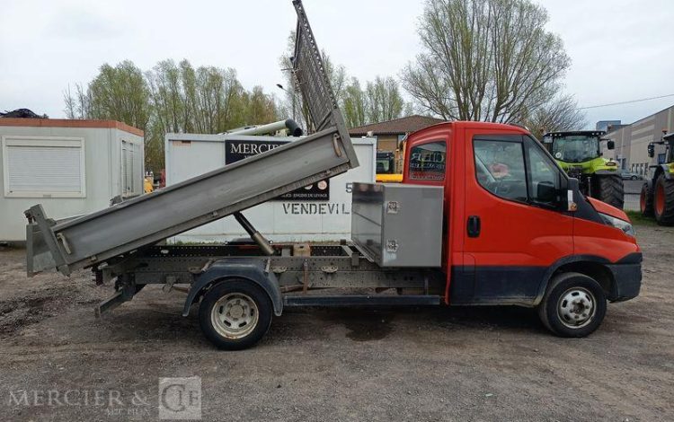 IVECO DAILY 35C13 BENNE AVEC COFFRE ACIER DIESEL – 131173 KMS – ANNEE 2016 ROUGE EG-738-GC