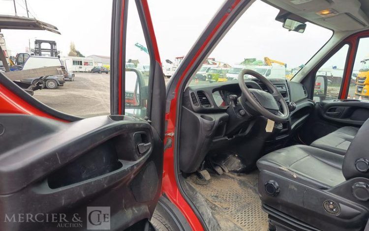 IVECO DAILY 35C13 BENNE AVEC COFFRE ACIER DIESEL – 131173 KMS – ANNEE 2016 ROUGE EG-738-GC