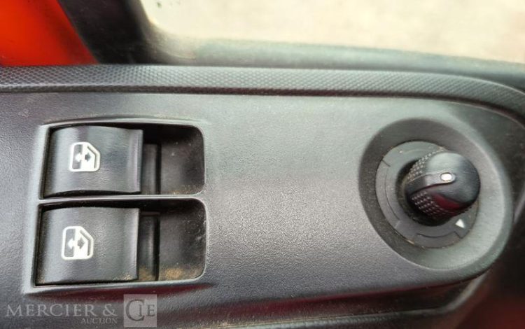 IVECO DAILY 35C13 BENNE AVEC COFFRE ACIER DIESEL – 131173 KMS – ANNEE 2016 ROUGE EG-738-GC