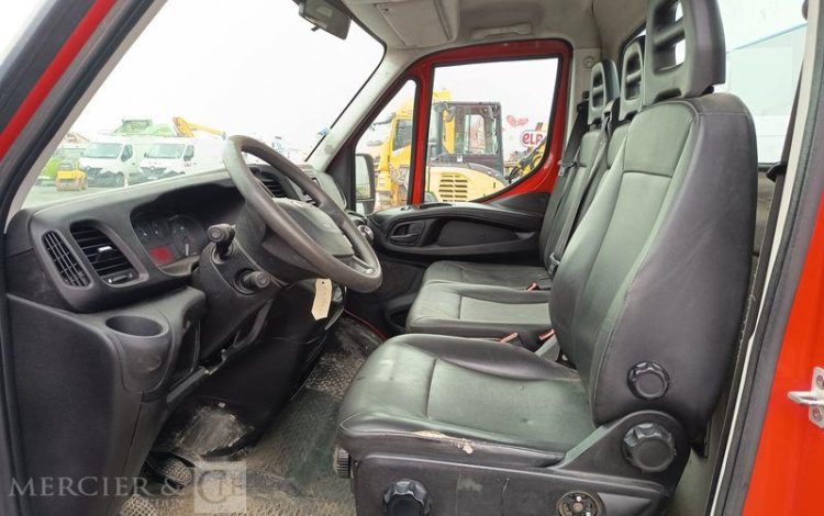 IVECO DAILY 35C13 BENNE AVEC COFFRE ACIER DIESEL – 131173 KMS – ANNEE 2016 ROUGE EG-738-GC