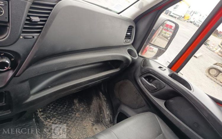 IVECO DAILY 35C13 BENNE AVEC COFFRE ACIER DIESEL – 131173 KMS – ANNEE 2016 ROUGE EG-738-GC