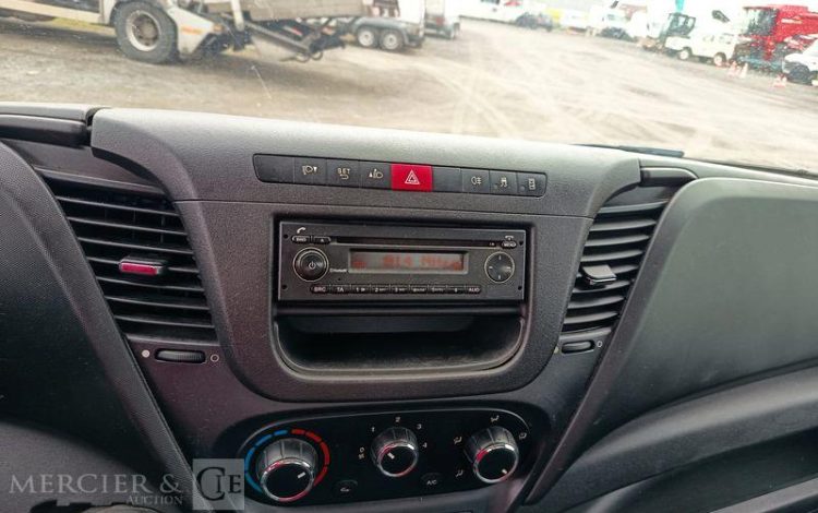 IVECO DAILY 35C13 BENNE AVEC COFFRE ACIER DIESEL – 131173 KMS – ANNEE 2016 ROUGE EG-738-GC