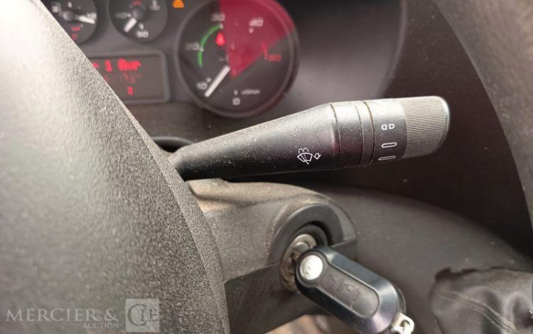 IVECO DAILY 35C13 BENNE AVEC COFFRE ACIER DIESEL – 131173 KMS – ANNEE 2016 ROUGE EG-738-GC