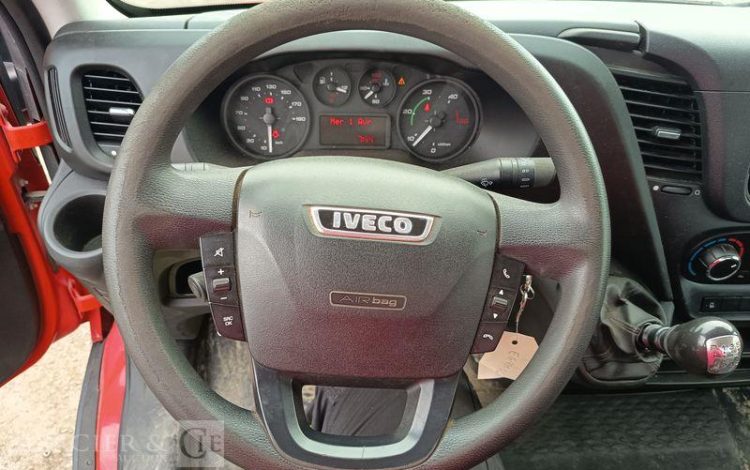 IVECO DAILY 35C13 BENNE AVEC COFFRE ACIER DIESEL – 131173 KMS – ANNEE 2016 ROUGE EG-738-GC