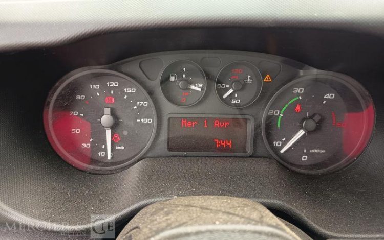 IVECO DAILY 35C13 BENNE AVEC COFFRE ACIER DIESEL – 131173 KMS – ANNEE 2016 ROUGE EG-738-GC