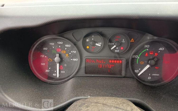 IVECO DAILY 35C13 BENNE AVEC COFFRE ACIER DIESEL – 131173 KMS – ANNEE 2016 ROUGE EG-738-GC