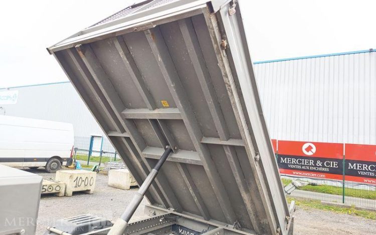 IVECO DAILY 35C13 BENNE AVEC COFFRE ACIER DIESEL – 131173 KMS – ANNEE 2016 ROUGE EG-738-GC