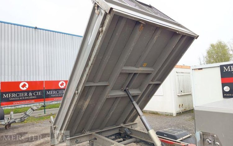 IVECO DAILY 35C13 BENNE AVEC COFFRE ACIER DIESEL – 131173 KMS – ANNEE 2016 ROUGE EG-738-GC